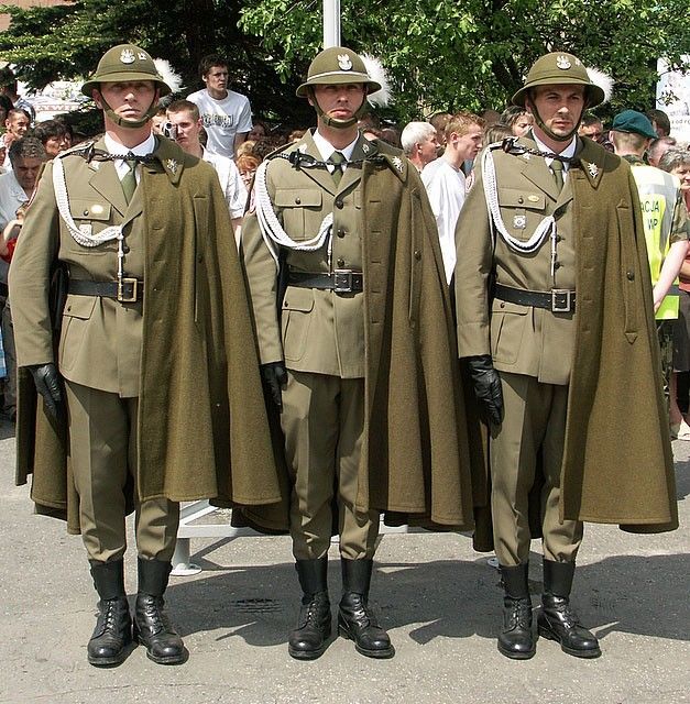 Military uniforms have always been a subject of fascination for historians, collectors, and enthusiasts. They not only represent the identity of an army but also reflect the historical and cultural evolution of a nation's military.